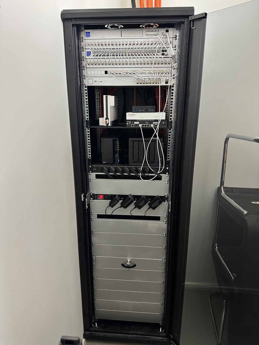 Netzwerkschrank nach der Neuplanung: UniFi Rack, sauber gepatcht und beschriftet