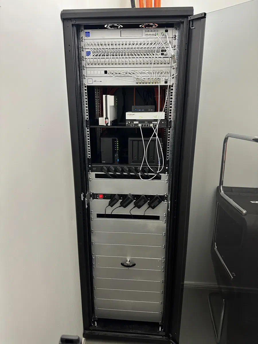 Netzwerkschrank nach der Neuplanung: UniFi Rack sauber gepatcht, beschriftet und mit Blindblenden verschlossen